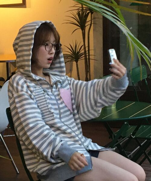 YOUHEE（ユヒ）の「I LOVE APPLIQUE HOOD ZIP-UP CHARCOAL（パーカー・レディース・チャコール・FREE）」の18枚目の写真