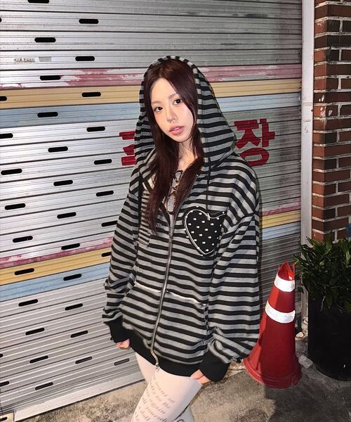 YOUHEE（ユヒ）の「I LOVE APPLIQUE HOOD ZIP-UP CHARCOAL（パーカー・レディース・チャコール・FREE）」の22枚目の写真