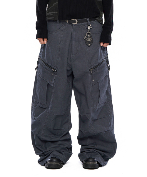 AAKAM（アーカム）の「Knee Pin-Tuck Zippered Cargo Pants (Dark Gray)（その他パンツ・レディース・その他・1/2）」の4枚目の写真
