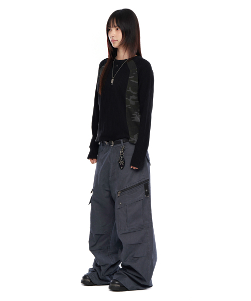AAKAM（アーカム）の「Knee Pin-Tuck Zippered Cargo Pants (Dark Gray)（その他パンツ・レディース・その他・1/2）」の6枚目の写真