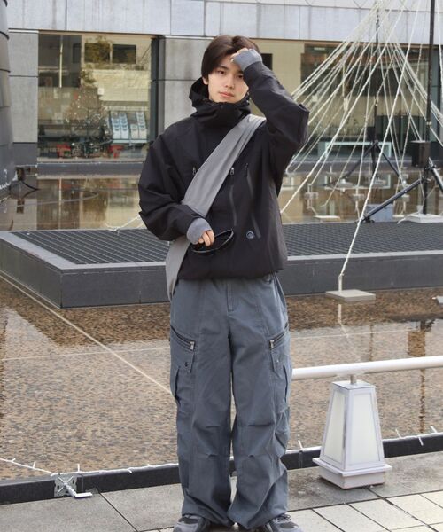 AAKAM(アーカム)の「Knee Pin-Tuck Zippered Cargo Pants (Dark Gray)(その他パンツ・レディース・その他・1/2)」の2枚目の写真