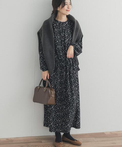 URBAN RESEARCH DOORS（アーバンリサーチドアーズ）の「小花柄ドロストワンピース（ワンピース・レディース・ネイビー/ブラック・FREE）」の2枚目の写真