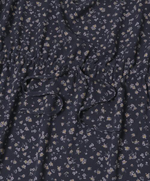 URBAN RESEARCH DOORS（アーバンリサーチドアーズ）の「小花柄ドロストワンピース（ワンピース・レディース・ネイビー/ブラック・FREE）」の3枚目の写真