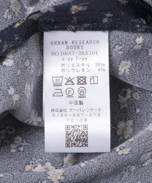 URBAN RESEARCH DOORS（アーバンリサーチドアーズ）の「小花柄ドロストワンピース（ワンピース・レディース・ネイビー/ブラック・FREE）」の7枚目の写真