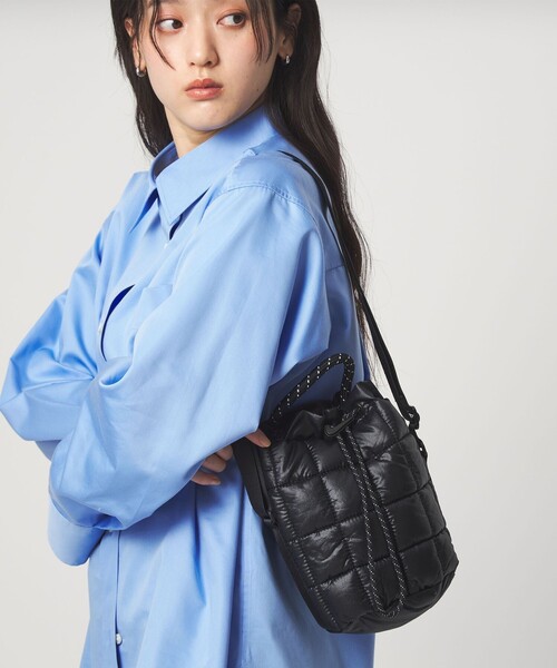 NIKE(ナイキ)の「<NIKE>スポーツウェア パフル タイニートート (3L)(トートバッグ・レディース・ブラック/オフホワイト・FREE)」の2枚目の写真