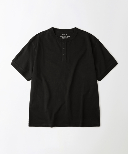 OUTSTANDING(アウトスタンディング)の「HENLEY NECK HALF SLEEVE TEE_BLACK(Tシャツ/カットソー・レディース・その他・LARGE/SMALL/MEDIUM)」の1枚目の写真