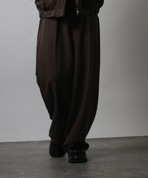 NYLAUS(ナイラス)の「【Nylaus】ワンタック センタープレス ワイドパンツ スラックス デニムパンツ セットアップ対応(その他パンツ・メンズ・ブラウン/インディゴブルー/ブラック系その他/ブラック・L/M)」の1枚目の写真