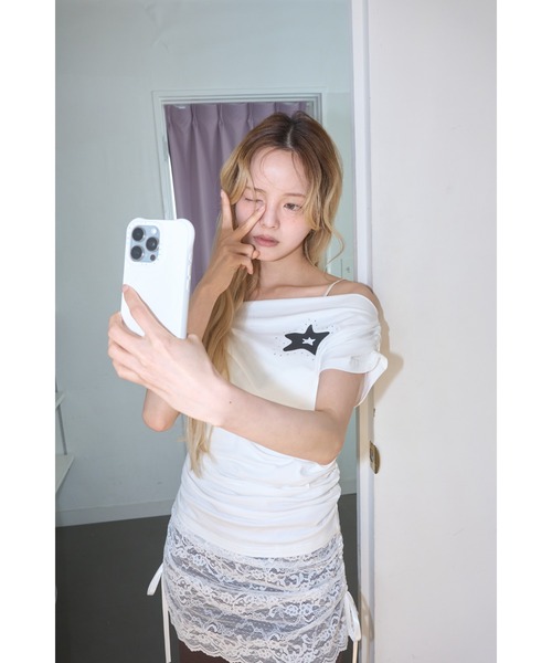Smyeon(スミョン)の「Off-shoulder gathered tee/オフショルギャザーTシャツ(Tシャツ/カットソー・レディース・ライトブルー/ネイビー/ホワイト・FREE)」の4枚目の写真