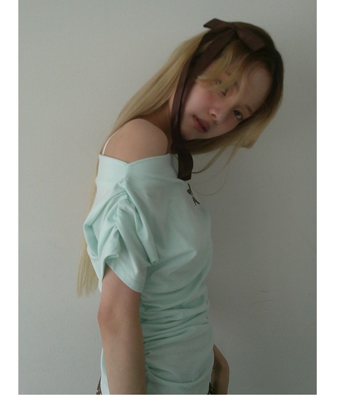 Smyeon(スミョン)の「Off-shoulder gathered tee/オフショルギャザーTシャツ(Tシャツ/カットソー・レディース・ライトブルー/ネイビー/ホワイト・FREE)」の6枚目の写真