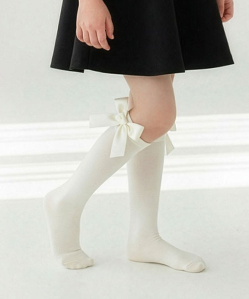 Rora（ローラ）の「エマリー リボン ハイソックス（ソックス/靴下・キッズ・ブラック/アイボリー/ブラウン/チャコールグレー・18-20cm/16-18cm/14-16cm/20-22cm）」の2枚目の写真