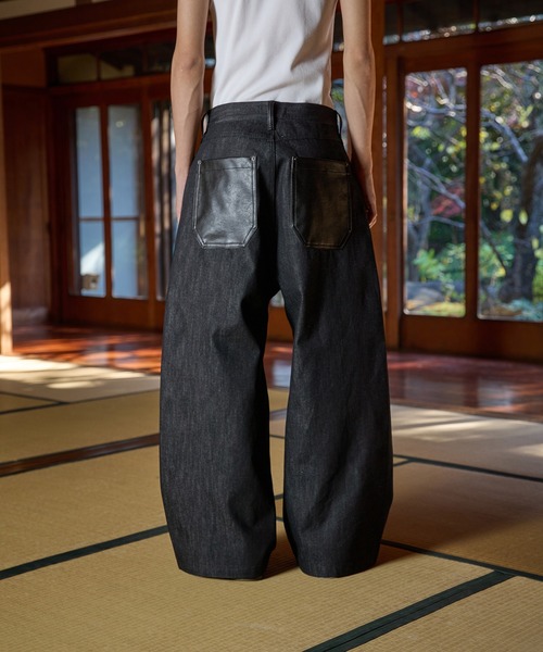 kutir（クティール）の「SYNTHETIC LEATHER PATCH DESIGN RIGID BUGGY PANTS／合成皮革パッチデザインリジットバギーパンツ（デニムパンツ・メンズ・ブラック/インディゴブルー・SMALL/MEDIUM/LARGE）」の6枚目の写真