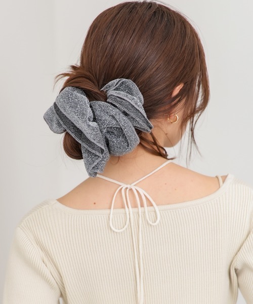 Bab（バブ）の「ラメ入りビッグシュシュ（シュシュ・レディース・グレー/ブラック・ONESIZE）」の3枚目の写真