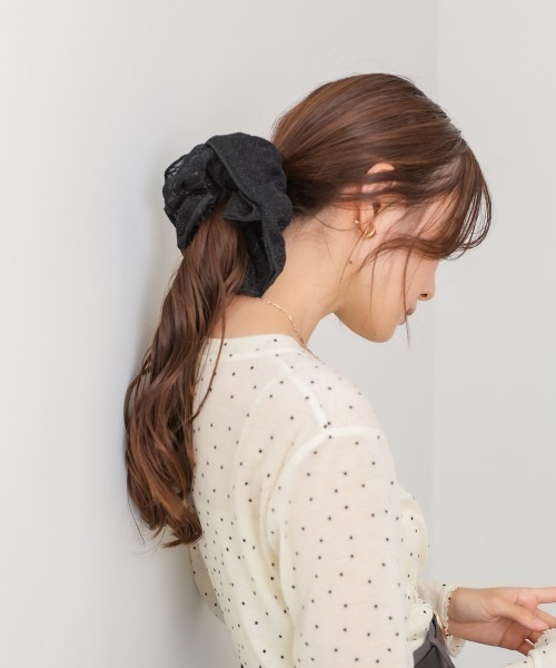 Bab（バブ）の「ラメ入りビッグシュシュ（シュシュ・レディース・グレー/ブラック・ONESIZE）」の7枚目の写真