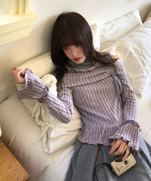 GEMEDA（ジェメダ）の「【26春新作】オフショル×タートルデザインリボントップス（Tシャツ/カットソー・レディース・パープル・M）」の4枚目の写真