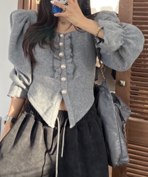 deux amour(ドゥーザムール)の「ボリュームスリーブパールボタンフリルパワショルトップス(その他トップス・レディース・ホワイト/ブラック/グレー・FREE)」の11枚目の写真