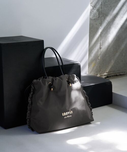 LANVIN en Bleu（ランバンオンブルー）の「サイドフリルドロストトートバッグ大（トートバッグ・レディース・チャコールグレー/ブラック・FREE）」の2枚目の写真
