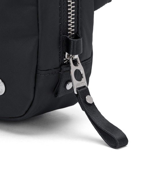 pacsafe(パックセーフ)の「pacsafe/パックセーフ W Micro sling/マイクロスリング(ショルダーバッグ・レディース・ブラック・FREE)」の4枚目の写真