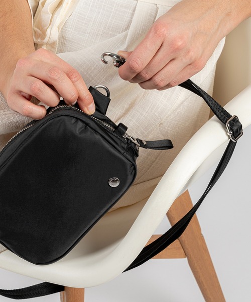 pacsafe(パックセーフ)の「pacsafe/パックセーフ W Micro sling/マイクロスリング(ショルダーバッグ・レディース・ブラック・FREE)」の10枚目の写真