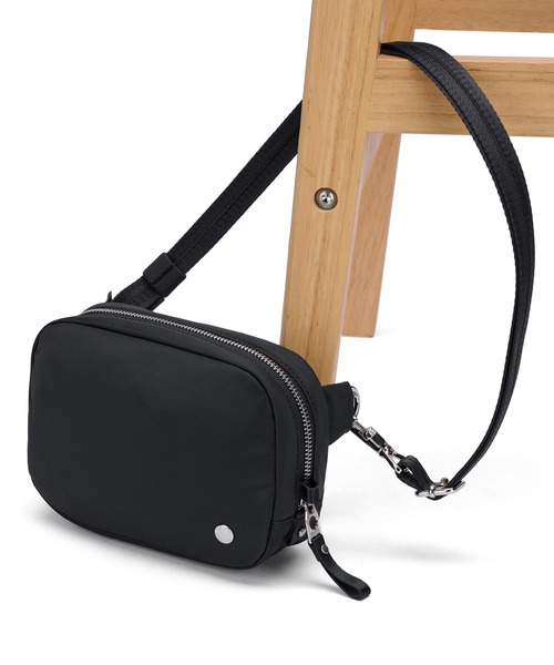 pacsafe(パックセーフ)の「pacsafe/パックセーフ W Micro sling/マイクロスリング(ショルダーバッグ・レディース・ブラック・FREE)」の22枚目の写真
