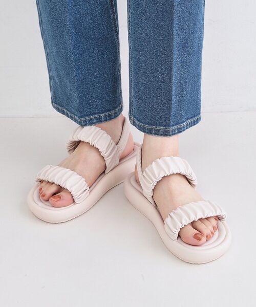 OPAQUE.CLIP（オペークドットクリップ）の「ギャザーベルトデザインサンダル（サンダル・レディース・ブラック/アイボリー・02/03）」の3枚目の写真