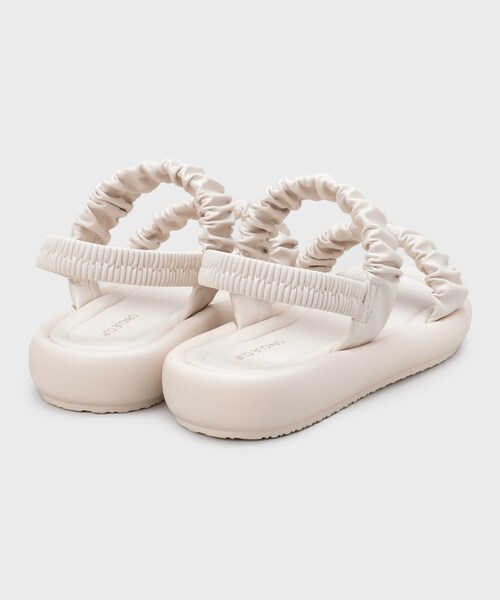 OPAQUE.CLIP（オペークドットクリップ）の「ギャザーベルトデザインサンダル（サンダル・レディース・ブラック/アイボリー・02/03）」の6枚目の写真