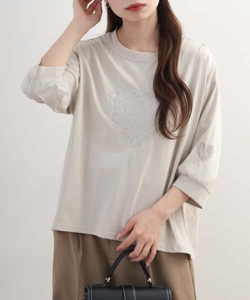 EGLANTINE(エグランティーヌ)の「EGLANTINE 英字ハート刺繍5分袖カットソー(Tシャツ/カットソー・レディース・サンドベージュ/オフホワイト/ブラック/ブラック×ホワイト・38)」の4枚目の写真