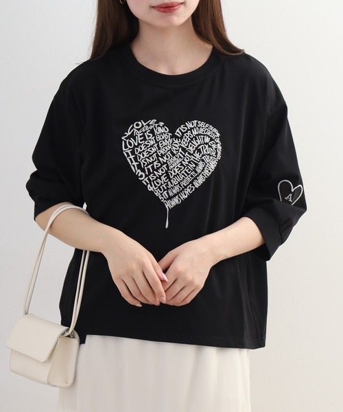 EGLANTINE(エグランティーヌ)の「EGLANTINE 英字ハート刺繍5分袖カットソー(Tシャツ/カットソー・レディース・サンドベージュ/オフホワイト/ブラック/ブラック×ホワイト・38)」の1枚目の写真