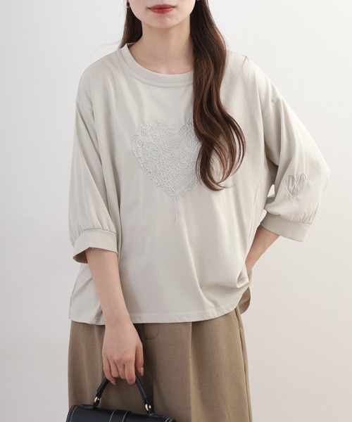 EGLANTINE(エグランティーヌ)の「EGLANTINE 英字ハート刺繍5分袖カットソー(Tシャツ/カットソー・レディース・サンドベージュ/オフホワイト/ブラック/ブラック×ホワイト・38)」の6枚目の写真