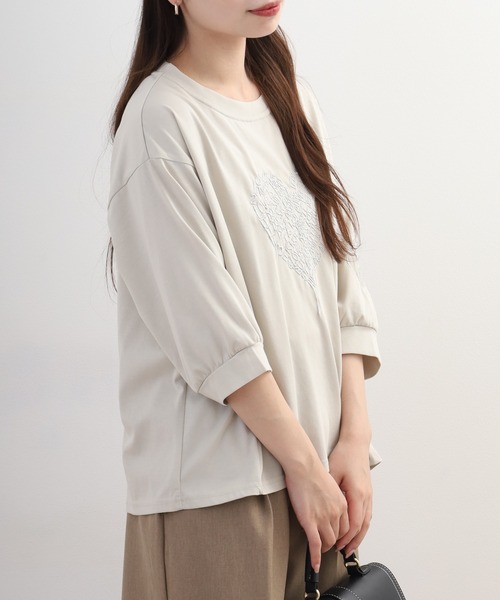 EGLANTINE(エグランティーヌ)の「EGLANTINE 英字ハート刺繍5分袖カットソー(Tシャツ/カットソー・レディース・サンドベージュ/オフホワイト/ブラック/ブラック×ホワイト・38)」の5枚目の写真