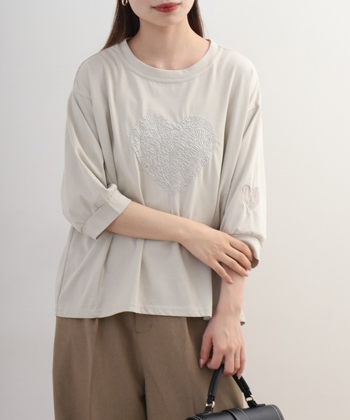EGLANTINE(エグランティーヌ)の「EGLANTINE 英字ハート刺繍5分袖カットソー(Tシャツ/カットソー・レディース・サンドベージュ/オフホワイト/ブラック/ブラック×ホワイト・38)」の7枚目の写真