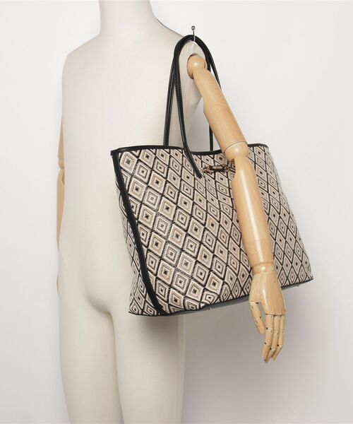 SOPHIA Large Tote トートバッグ | GUESS(ゲス) JAPAN 公式オンライン