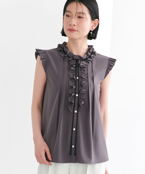 RUIRUE BOUTIQUE(ルイルエブティック)の「洗える ストレッチ | フリルカラー × グログランリボン パール ブラウス | トップス・半袖ブラウス・きれいめブラウス・オフィスカジュアルブラウス・フリルブラウス(シャツ/ブラウス・レディース・ホワイト/ダークグレー/ライトベージュ/ブラック・L/M)」の3枚目の写真