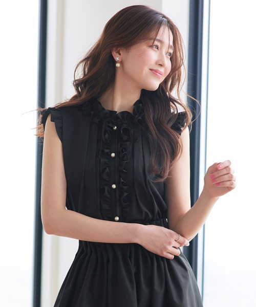 RUIRUE BOUTIQUE(ルイルエブティック)の「洗える ストレッチ | フリルカラー × グログランリボン パール ブラウス | トップス・半袖ブラウス・きれいめブラウス・オフィスカジュアルブラウス・フリルブラウス(シャツ/ブラウス・レディース・ホワイト/ダークグレー/ライトベージュ/ブラック・L/M)」の2枚目の写真