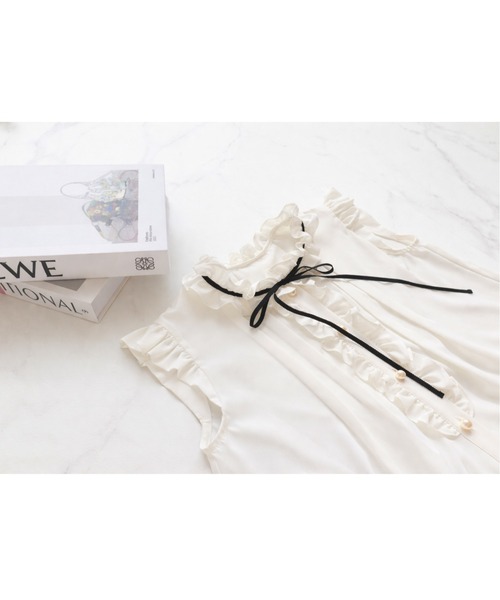 RUIRUE BOUTIQUE(ルイルエブティック)の「洗える ストレッチ | フリルカラー × グログランリボン パール ブラウス | トップス・半袖ブラウス・きれいめブラウス・オフィスカジュアルブラウス・フリルブラウス(シャツ/ブラウス・レディース・ホワイト/ダークグレー/ライトベージュ/ブラック・L/M)」の5枚目の写真