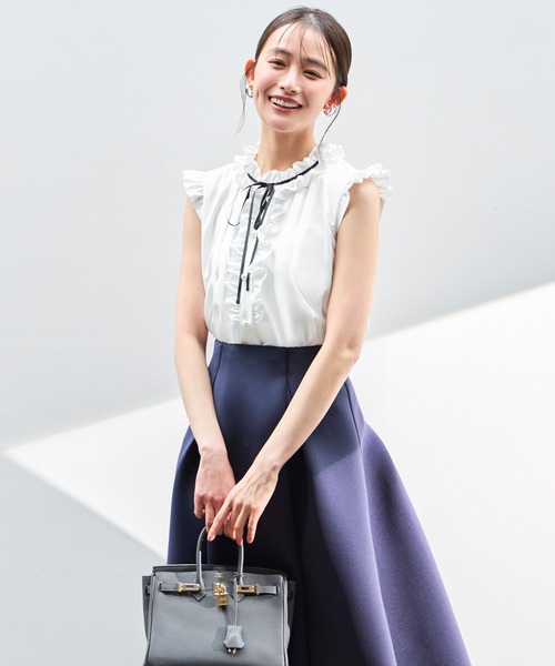 RUIRUE BOUTIQUE(ルイルエブティック)の「洗える ストレッチ | フリルカラー × グログランリボン パール ブラウス | トップス・半袖ブラウス・きれいめブラウス・オフィスカジュアルブラウス・フリルブラウス(シャツ/ブラウス・レディース・ホワイト/ダークグレー/ライトベージュ/ブラック・L/M)」の6枚目の写真