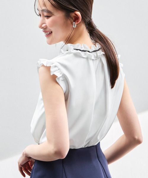 RUIRUE BOUTIQUE(ルイルエブティック)の「洗える ストレッチ | フリルカラー × グログランリボン パール ブラウス | トップス・半袖ブラウス・きれいめブラウス・オフィスカジュアルブラウス・フリルブラウス(シャツ/ブラウス・レディース・ホワイト/ダークグレー/ライトベージュ/ブラック・L/M)」の7枚目の写真