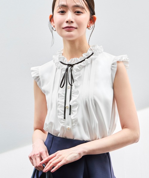 RUIRUE BOUTIQUE(ルイルエブティック)の「洗える ストレッチ | フリルカラー × グログランリボン パール ブラウス | トップス・半袖ブラウス・きれいめブラウス・オフィスカジュアルブラウス・フリルブラウス(シャツ/ブラウス・レディース・ホワイト/ダークグレー/ライトベージュ/ブラック・L/M)」の8枚目の写真