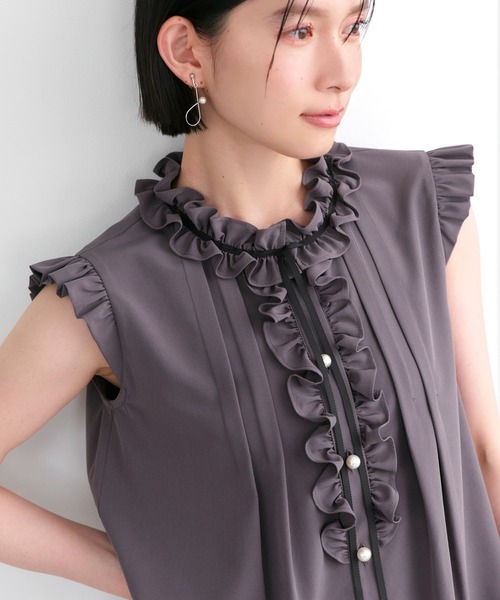 RUIRUE BOUTIQUE(ルイルエブティック)の「洗える ストレッチ | フリルカラー × グログランリボン パール ブラウス | トップス・半袖ブラウス・きれいめブラウス・オフィスカジュアルブラウス・フリルブラウス(シャツ/ブラウス・レディース・ホワイト/ダークグレー/ライトベージュ/ブラック・L/M)」の16枚目の写真