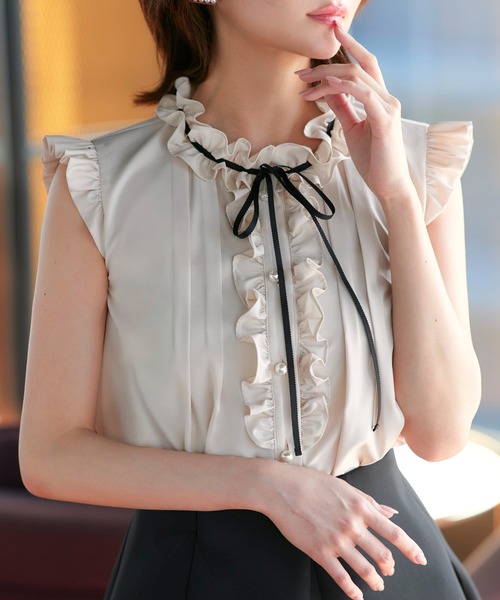 RUIRUE BOUTIQUE(ルイルエブティック)の「洗える ストレッチ | フリルカラー × グログランリボン パール ブラウス | トップス・半袖ブラウス・きれいめブラウス・オフィスカジュアルブラウス・フリルブラウス(シャツ/ブラウス・レディース・ホワイト/ダークグレー/ライトベージュ/ブラック・L/M)」の21枚目の写真