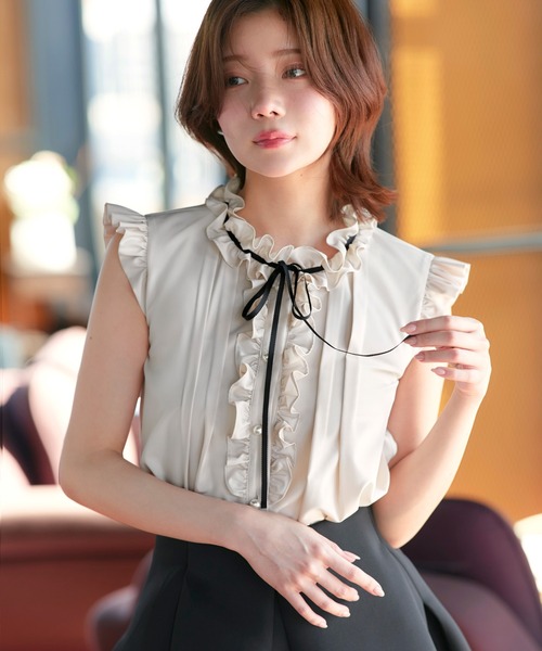 RUIRUE BOUTIQUE(ルイルエブティック)の「洗える ストレッチ | フリルカラー × グログランリボン パール ブラウス | トップス・半袖ブラウス・きれいめブラウス・オフィスカジュアルブラウス・フリルブラウス(シャツ/ブラウス・レディース・ホワイト/ダークグレー/ライトベージュ/ブラック・L/M)」の22枚目の写真