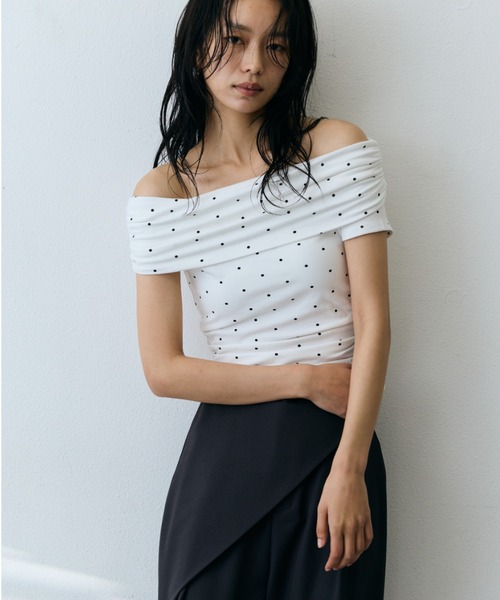 DRWCYS(ドロシーズ)の「ドットギャザーオフショルトップス(Tシャツ/カットソー・レディース・ホワイト/ブラック・FREE)」の2枚目の写真