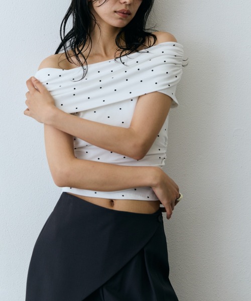 DRWCYS(ドロシーズ)の「ドットギャザーオフショルトップス(Tシャツ/カットソー・レディース・ホワイト/ブラック・FREE)」の3枚目の写真