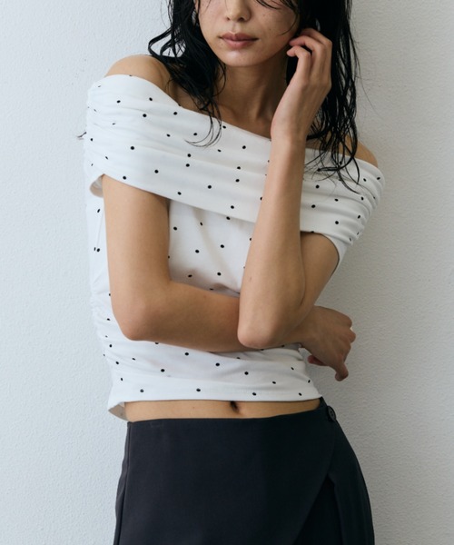 DRWCYS(ドロシーズ)の「ドットギャザーオフショルトップス(Tシャツ/カットソー・レディース・ホワイト/ブラック・FREE)」の5枚目の写真