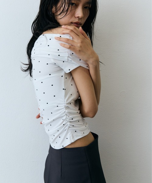 DRWCYS(ドロシーズ)の「ドットギャザーオフショルトップス(Tシャツ/カットソー・レディース・ホワイト/ブラック・FREE)」の6枚目の写真
