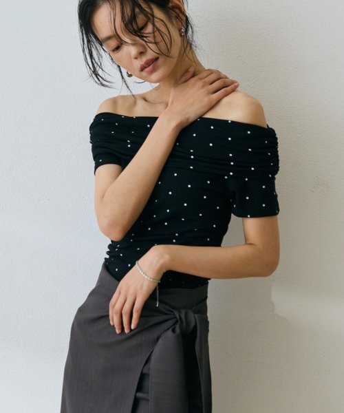 DRWCYS(ドロシーズ)の「ドットギャザーオフショルトップス(Tシャツ/カットソー・レディース・ホワイト/ブラック・FREE)」の11枚目の写真