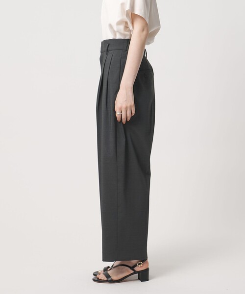 UNITED ARROWS(ユナイテッドアローズ)の「タック テーパード クロップド パンツ(スラックス・レディース・ネイビー/ダークグレー/オフホワイト・36/38)」の22枚目の写真