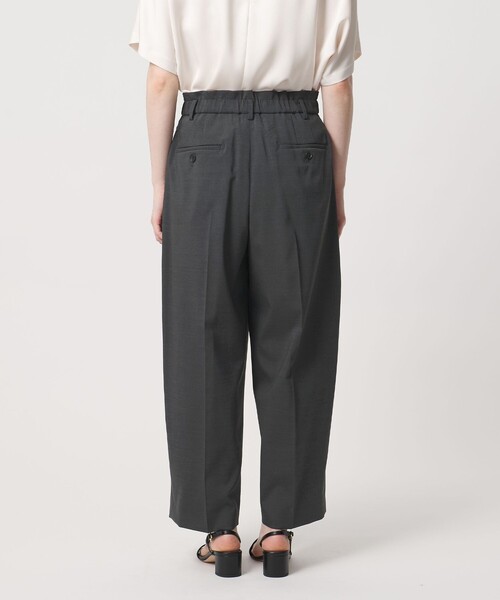 UNITED ARROWS(ユナイテッドアローズ)の「タック テーパード クロップド パンツ(スラックス・レディース・ネイビー/ダークグレー/オフホワイト・36/38)」の21枚目の写真
