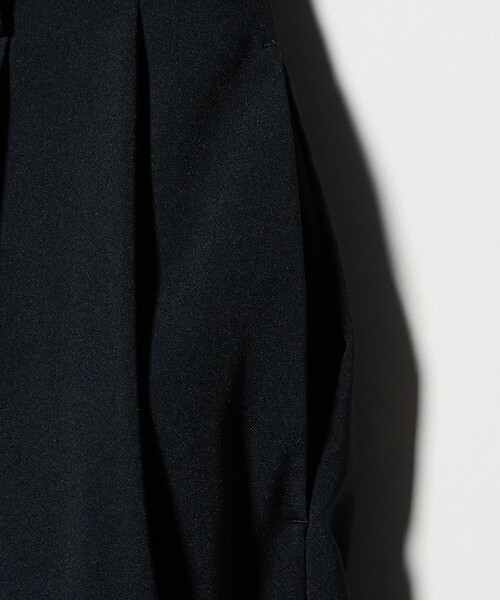 UNITED ARROWS(ユナイテッドアローズ)の「タック テーパード クロップド パンツ(スラックス・レディース・ネイビー/ダークグレー/オフホワイト・36/38)」の17枚目の写真