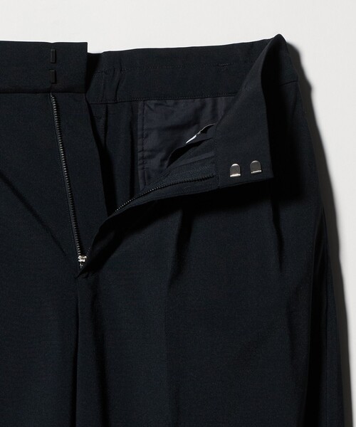 UNITED ARROWS(ユナイテッドアローズ)の「タック テーパード クロップド パンツ(スラックス・レディース・ネイビー/ダークグレー/オフホワイト・36/38)」の15枚目の写真