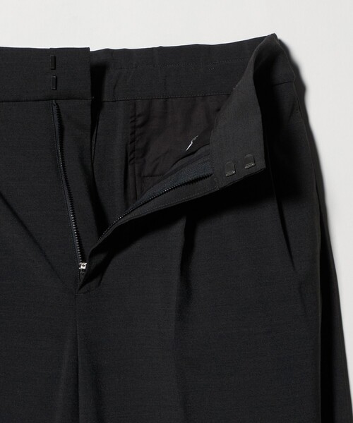 UNITED ARROWS(ユナイテッドアローズ)の「タック テーパード クロップド パンツ(スラックス・レディース・ネイビー/ダークグレー/オフホワイト・36/38)」の6枚目の写真